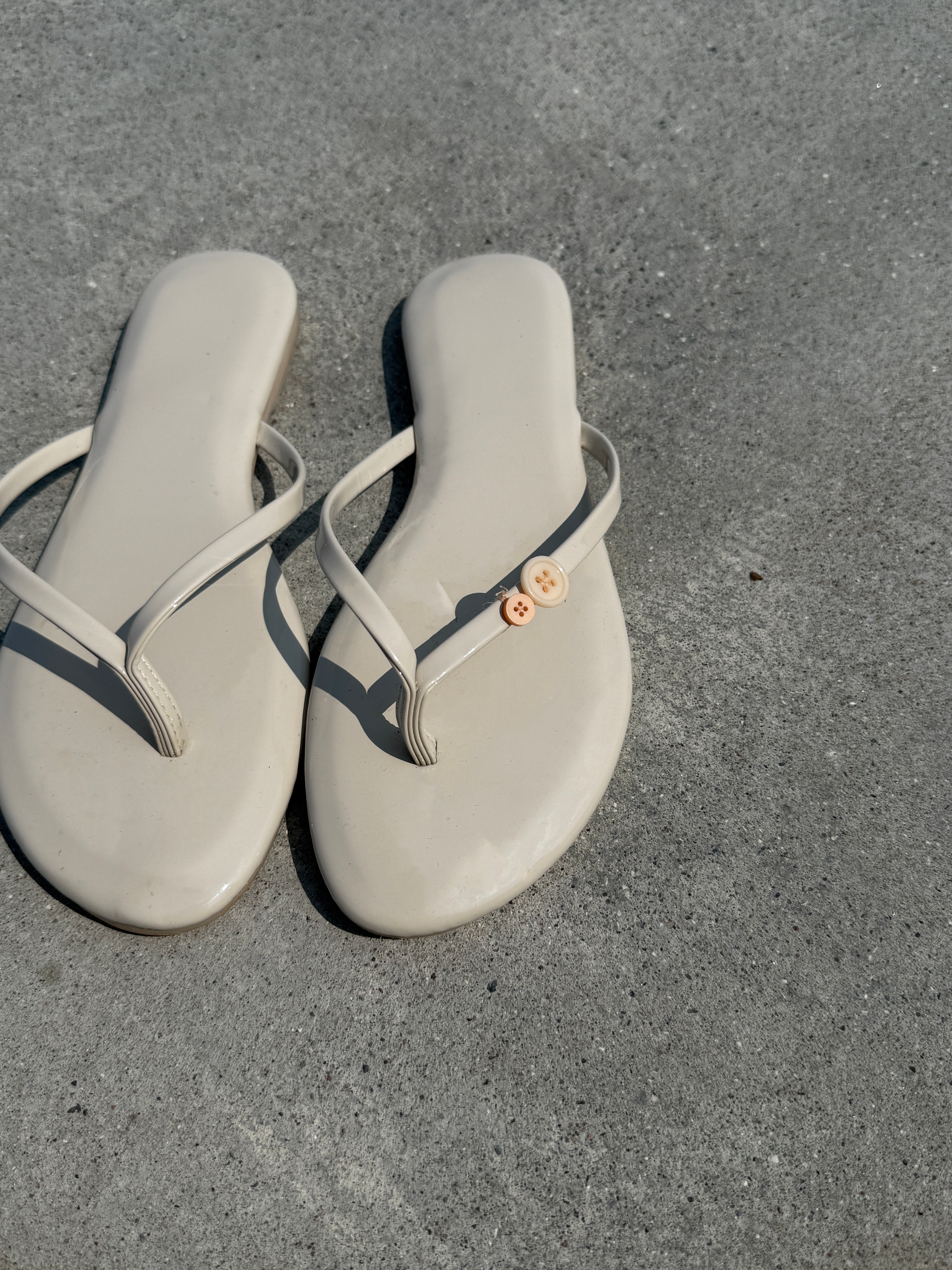 Beige Glazed flip-flops