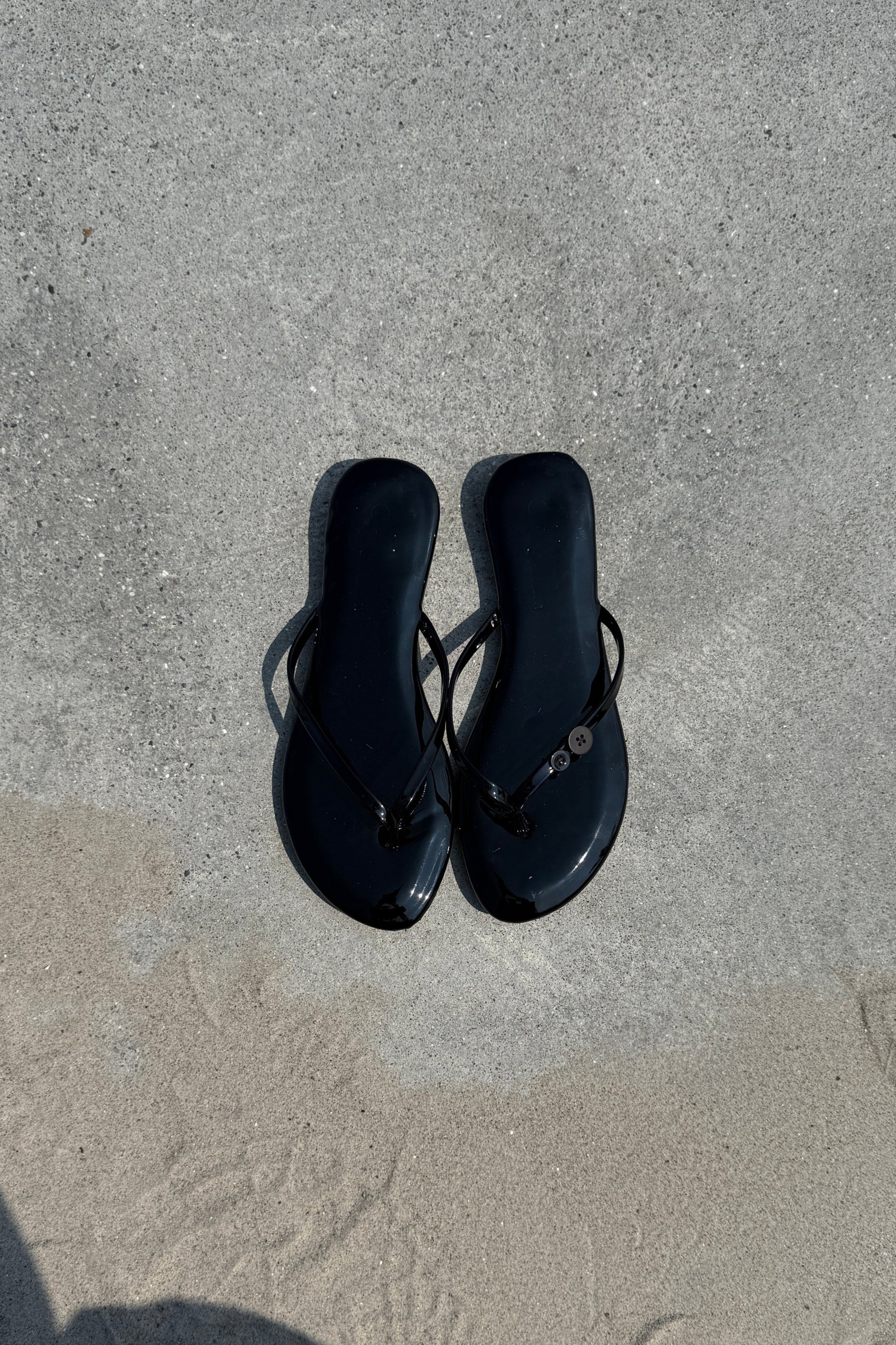 Sorte Glazed flip-flops